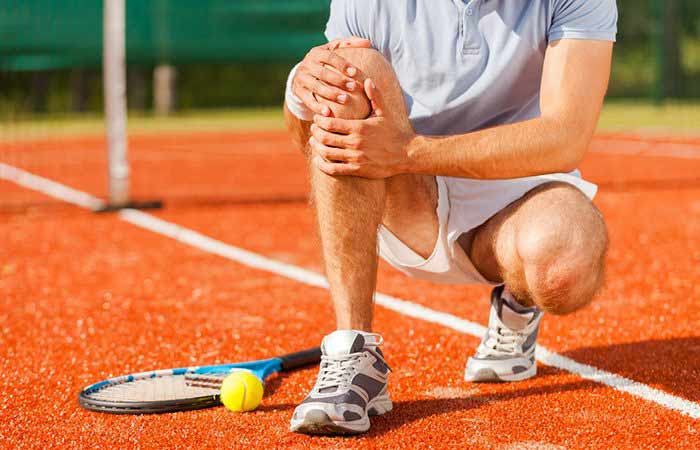درد در زانو یکی از آسیب های تنیس بوده که بعلت استفاده از کفش سفت در تنیس به وجود میآید.